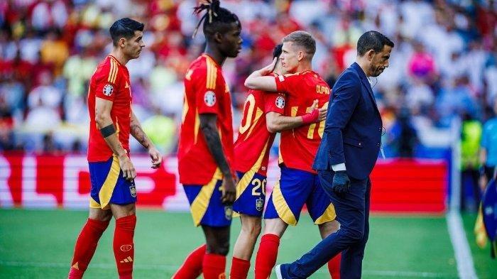 Pemain Spanyol, Dani Olmo melakukan selebrasi bersama Alvaro Morata, Nico Williams usai mencetak gol di pertandingan menghadapi Jerman di perempat final Euro 2024, Jumat (5/7/2024).
