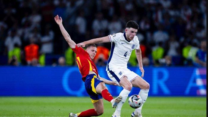 Pemain Spanyol Dani Olmo mencoba merebut bola dari pemain Inggris Declan Rice.