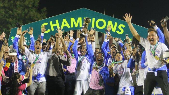 Selebrasi PSBS Biak usai meraih gelar juara Liga 2 2023/24 di Stadion Haji Agus Salim, Padang, Sumatra Barat, Sabtu (9/3/2024). Badai Pasifik menang dengan skor agregat 6-0 atas Semen Padang.