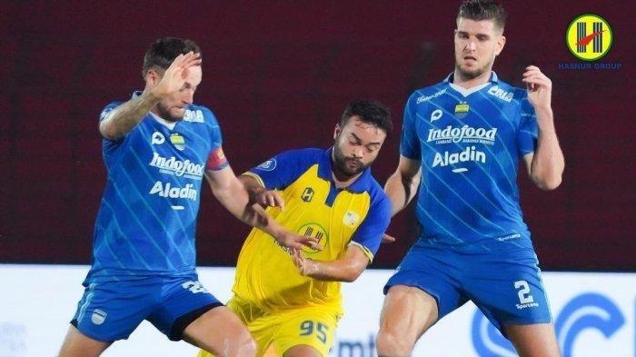 Aksi pemain Barito Putera, Mike Ott berduel dengan geladang Persib Bandung Marc Klok dan bek Nick Kuipers pada lanjutan pekan 25 Liga 1, Jumat (23/2/2024) malam WIB. (Instagram @psbaritoputeraofficial)