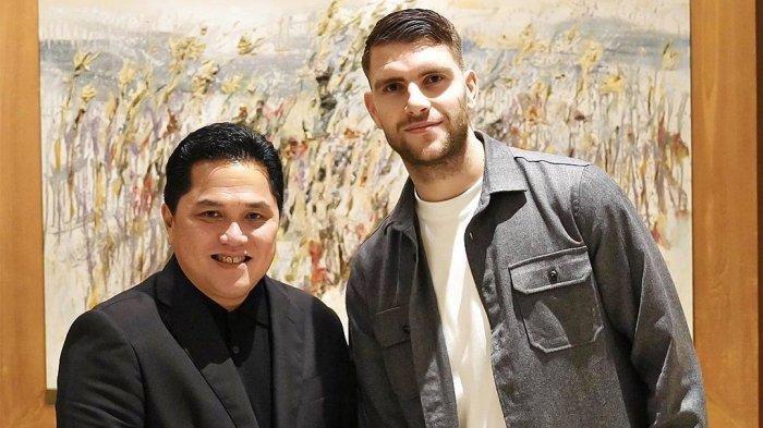 Penjaga gawang FC Dallas, Maarten Paes dikabarkan segera naturalisasi. Ia berfoto dengan Ketua Umum PSSI, Erick Thohir