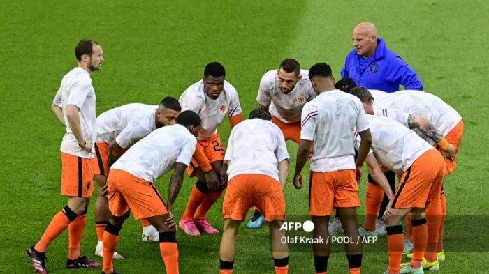 Para pemain Belanda melakukan pemanasan menjelang pertandingan sepak bola Grup C UEFA EURO 2020 antara Belanda dan Ukraina di Johan Cruyff Arena di Amsterdam pada 13 Juni 2021.