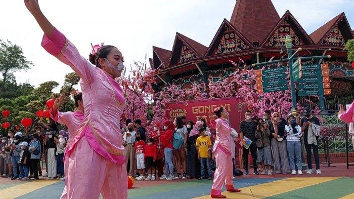 Parade akbar digelar untuk menyemarakan suasana Tahun Baru Imlek di Dufan Ancol, Selasa (1/2/2022).