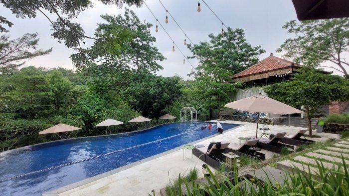 Berkonsep panoramic cafe and family resto, Paradesa Park seperti sebuah surga yang tersembunyi,dengan pamandangan panorama lembah hijau di tepi sungai Ciliwung, Bogor.