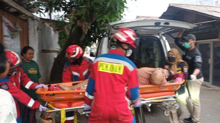 Proses evakuasi pasien obesitas berbobot 130 kilogram dari RS Hermina Jatinegara ke rumah di Kramat Jati, Jakarta Timur, Sabtu (2/9/2023).