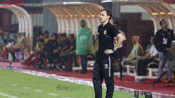 Pelatih Bhayangkara FC, Paul Munster, sedang memikirkan strategi ketika menghadapi Persija Jakarta di Stadion PTIK, Melawai, Jakarta Selatan (14/3/2020)