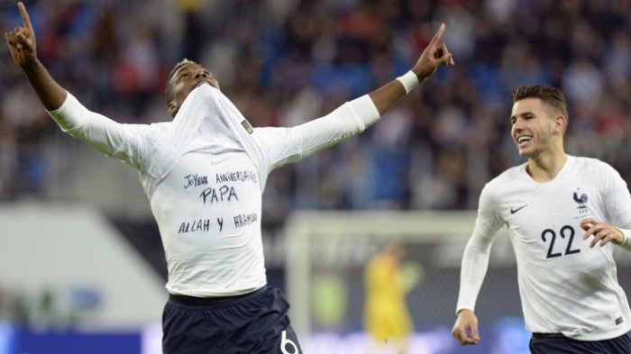 Gelandang tim nasional Prancis, Paul Pogba (kiri) 