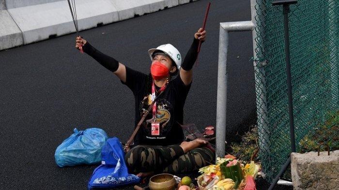 Pawang hujan Rara Isti Wulandari mati-matian berusaha menghentikan hujan deras jelang MotoGP, di Sirkuit Mandalika, pada Minggu (20/3/2022).