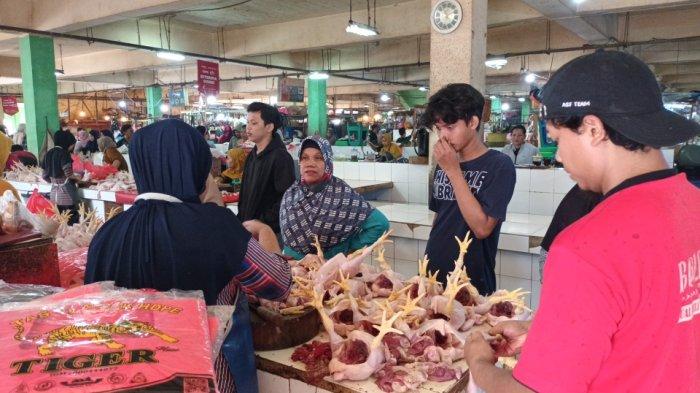 Los pedagang ayam potong di Pasar Ciracas Ciracas yang dipadati pembeli menjelang pergantian tahun baru, Jakarta Timur, Sabtu (30/12/2023).