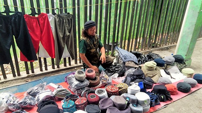Abu saat menjajakan kopiah dagangannya di Jalan Seroja, Koja, Jakarta Utara Rabu (23/5/2018)