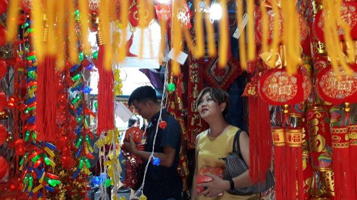 Pedagang pernak-pernik Imlek di Jalan Pancoran, Glodok, Jakarta Barat. Apakah busana Imlek harus berwarna merha?
