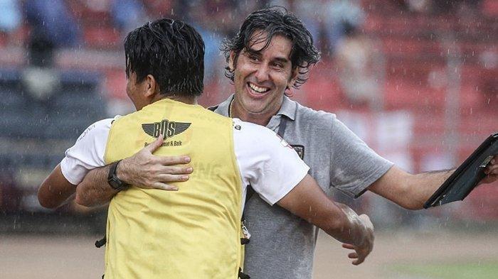 Pelatih Bali United Stefano Cugurra Teco merayakan selebrasi kemenangan tim yang ditanganinya saat mengalahkan Semen Padang.