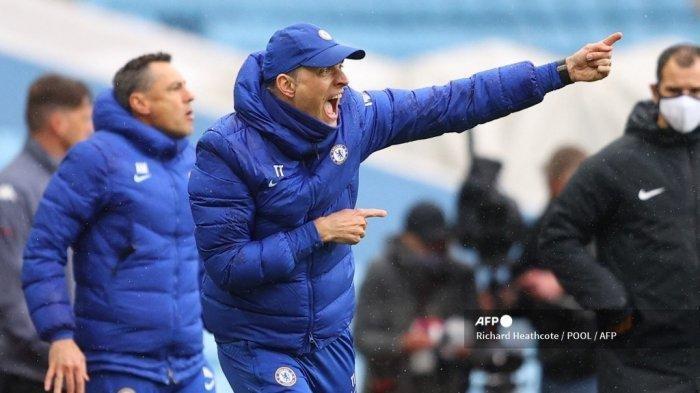 Pelatih kepala Chelsea Jerman Thomas Tuchel memberi isyarat dari pinggir lapangan selama pertandingan sepak bola Liga Utama Inggris antara Aston Villa dan Chelsea di Villa Park di Birmingham, Inggris tengah pada 23 Mei 2021.