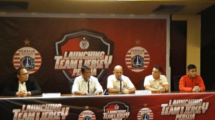 Pelatih kepala Persija, Sergio Farias didampingi asisten pelatih Rodrigo Pellegrino dan pemain Adrianus Dwiki Arya di Stadion Utama Gelora Bung Karno, Jakarta Pusat.