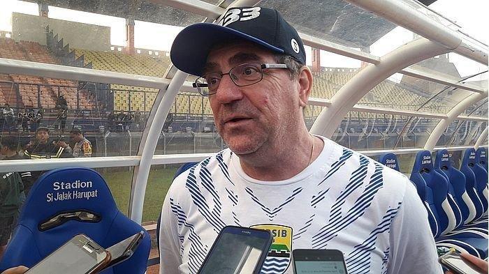 Pelatih Persib Bandung, Robert Alberts di Stadion Si Jalak Harupat, Kamis (13/6/2019).