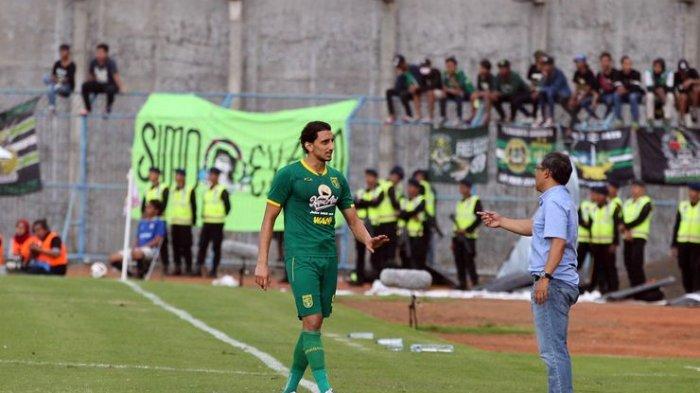 Pemain asing Persebaya Surabaya Mahmoud Eid tampak berdiskusi dengan pelatih Aji Santoso saat saat penyisihan grup A Piala Gubernur Jatim 2020 yang berakhir dengan skor 3-1 di Stadion Gelora Bangkalan, Jawa Timur, Senin (10/02/2020) sore.