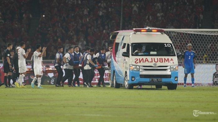 Tim medis membawa pesepak bola Filipina, Adrian Ugel Vik dengan mobil ambulan setelah berbenturan dengan penjaga gawang Indonesia, Ernando Ari