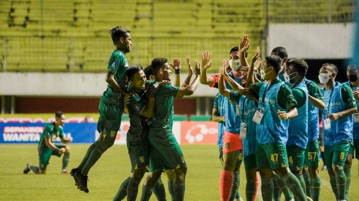 Pemain Persebaya merayakan gol yang dicetak Kambuaya.