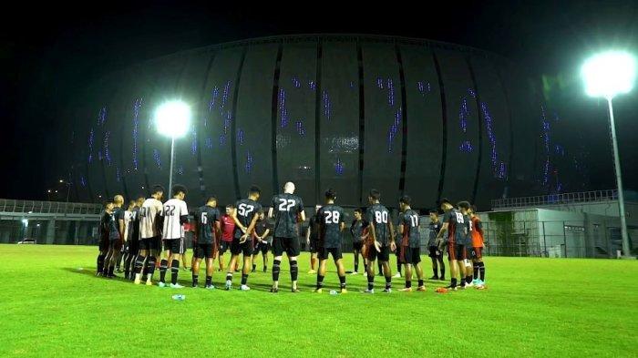Para pemain Persija Jakarta di bawah arahan pelatih Thomas Doll menggelar latihan di lapangan latihan Jakarta International Stadium (JIS), Sunter, Jakarta Utara, pada Kamis (23/3/2023) malam.