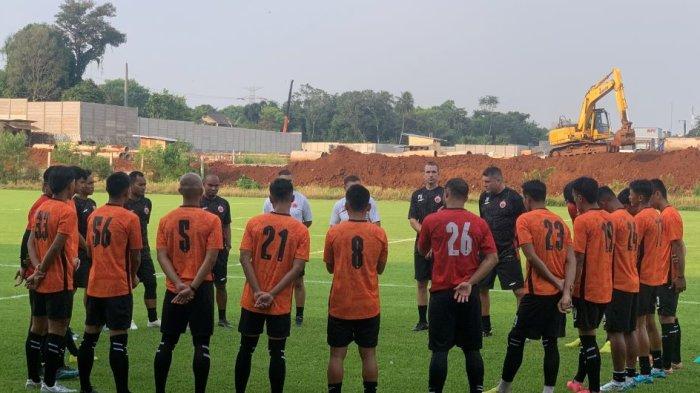 Para pemain Persija Jakarta menjalani latihan reguler di Nirwana Park, Sawangan, Depok, Jawa Barat, Rabu (31/5/2023).