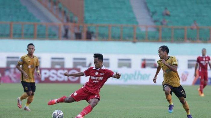Pemain Persis Solo, M Kanu saat menghadapi Bhayangkara FC dalam pekan kelima BRI Liga 1 2022/2023 di Stadion Wibawa Mukti, Bekasi, Jumat (19/8/2022) sore.
