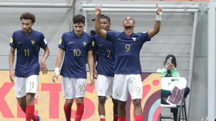 Pemain Timnas Prancis melakukan selebrasi usai mencetak gol ke gawang Burkina Faso di Piala Dunia U-17 yang berlangsung di Jakarta International Stadium (JIS), Minggu (12/11/2023).