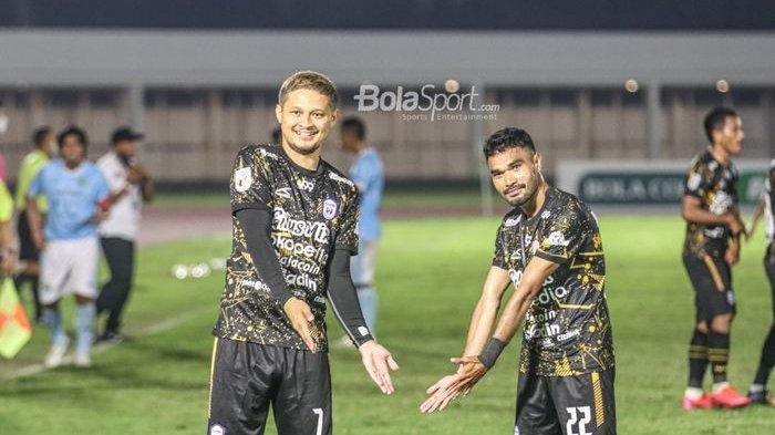 Dua pemain RANS Cilegon FC, Syamsir Alam (kiri) dan Rifal Lastori (kanan), sedang melakukan selebrasi dalam laga Liga 2 2021 di Stadion Madya, Senayan, Jakarta, 16 November 2021.
