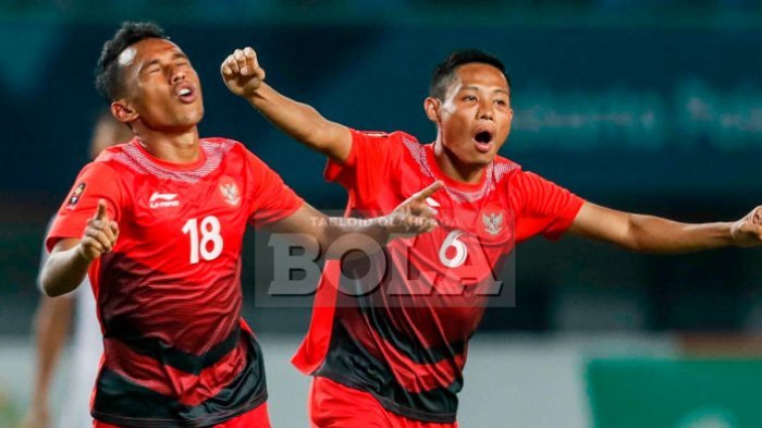 Pemain timnas U-23 Indonesia, Irfan Jaya (kiri) dan Evan Dimas