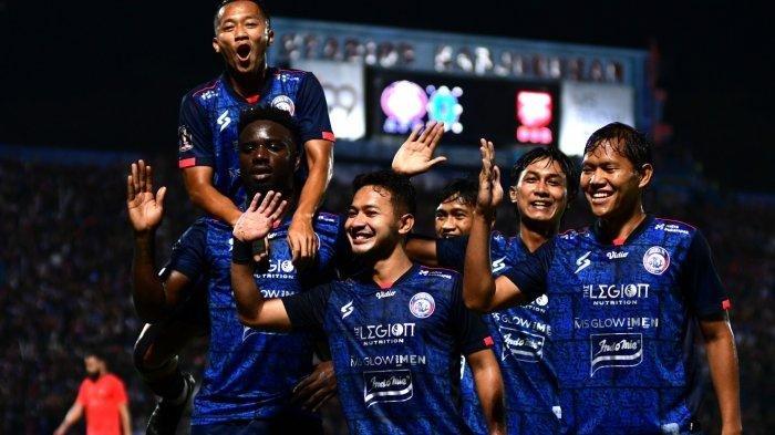 Para pemain Arema FC berselebrasi usai gol yang diciptakan pemain Arema FC Abel Camara saat melawan Borneo FC pada laga Final Piala Presiden 2022 Leg Pertama di Stadion Kanjuruhan, Kabupaten Malang, Kamis (14/7/2022).