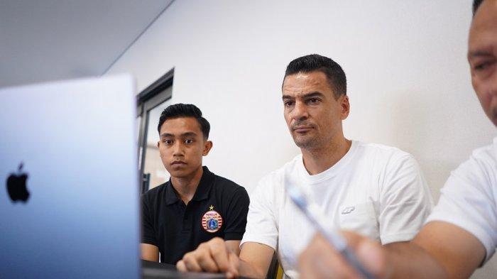 Pelatih Persija Jakarta, Carlos Pena bersama pemain Muhammad Rayhan Hannan menghadiri jumpa pers.