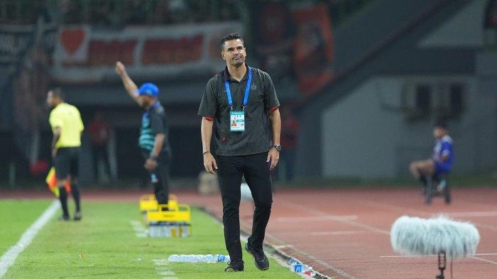 REAKSI KECEWA CARLOS PENA - Pelatih Persija Jakarta, Carlos Pena menunjukan raut muka kecewa di kompetisi Liga 1, pada Minggu (2/2/2025).