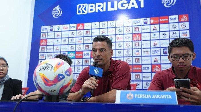 Pelatih Persija Jakarta, Carlos Pena (tengah), dalam konferensi pers Liga 1.