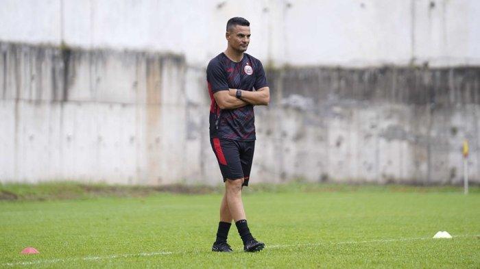 Carlos Pena pelatih baru Persija Jakarta memimpin latihan pemain di Nirwana Park, Sawangan.