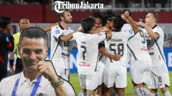 Pelatih Persija Jakarta, Carlos Pena dengan pemainnya sedang selebrasi.