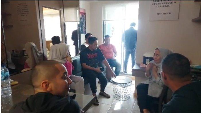 Video detik-detik penangkapan si kembar Rihana Rihani di apartemen kawasan Serpong, Tangerang Selatan.