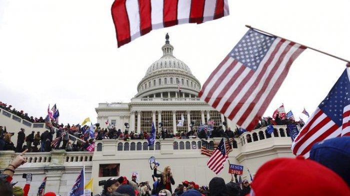 Pendukung Presiden Donald Trump berkumpul di luar Gedung Kongres AS, Rabu, 6 Januari 2021, di Washington.