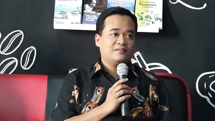Pengamat komunikasi politik dari The Political Literacy Institute, Gun Gun Heryanto, di di kedai kopi Litera, Mega Mall Ciputat, Tangerang Selatan (Tangsel), Rabu (15/8/2018). 
