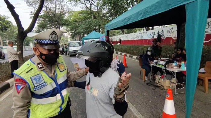 Seorang pengendara sepeda motor sempat mengamuk tak terima ditilang dalam razia uji emisi di Jalan R. E. Martadinata, Pademangan, Jakarta Utara, Jumat (1/9/2023).