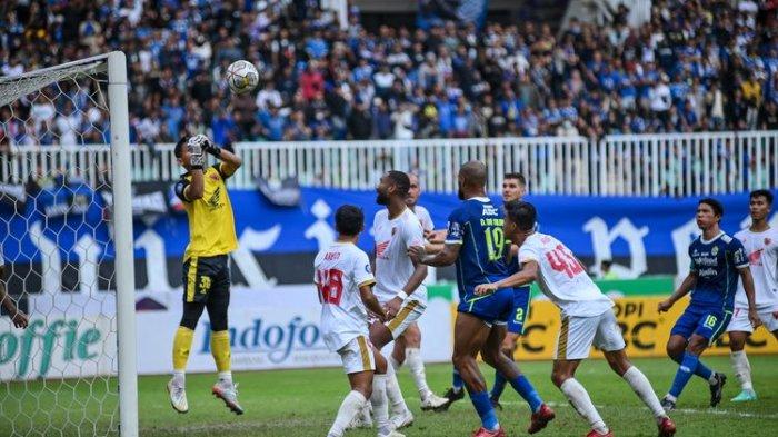 Penjaga gawang PSM Makassar Reza Arya Pratama menghalau bola dengan cara meninju bola dalam pertandingan melawan Persib Bandung, Selasa (14/2/2023) di Stadion Pakansari, Cibinong, Kabupaten Bogor pada laga pekan ke-24 Liga 1 2022-2023.