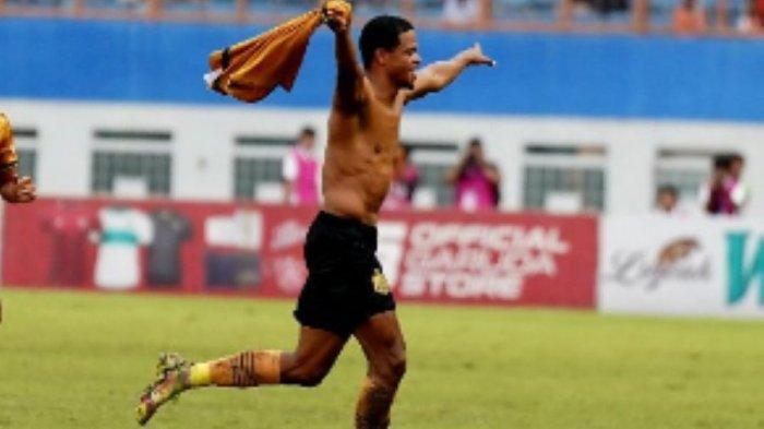 Penyerang Bhayangkara FC, Alex Martins, selebrasi sembari membuka jersey usai mencetak gol penentu kemenangan atas gawang Persija Jakarta pada pekan ke-25 Liga 1 2022/2023 di Stadion Wibawa Mukti, Cikarang,  Kamis (16/2/2023).