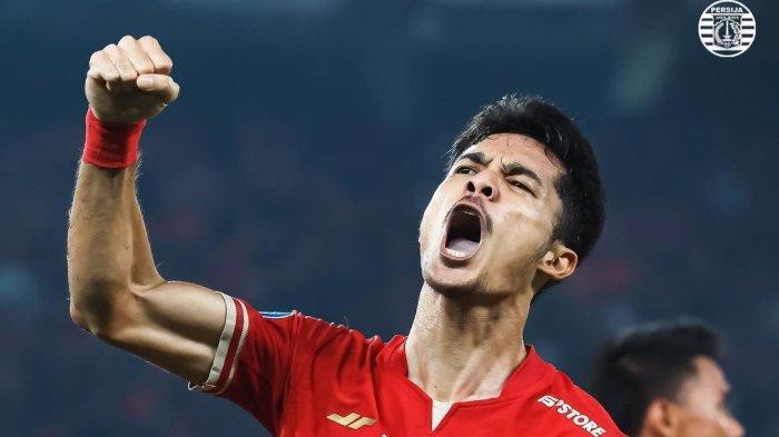 Penyerang Persija Jakarta, Aji Kusuma, selebrasi usai mencetak gol ke gawang PSS Sleman dalam dalam laga pamungkas, pekan ke-34 Liga 1 2022/2023, di Stadion Utama Gelora Bung Karno (SUGBK), Jakarta, Sabtu (15/4/2023) malam. 