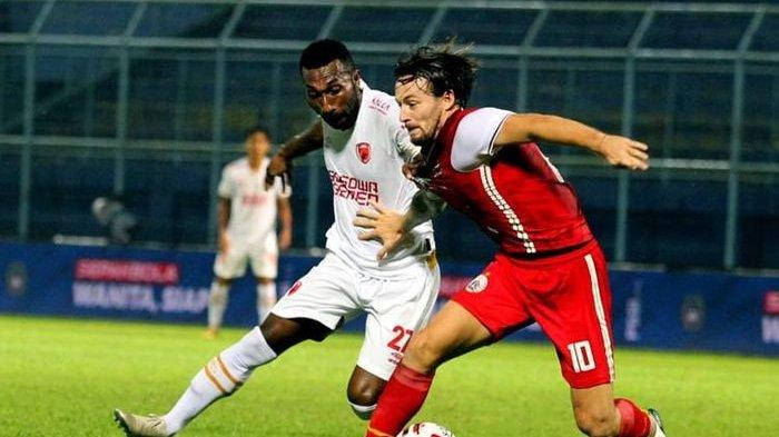 Penyerang PSM Makassar, Patrich Wanggai, berduel dengan gelandang Persija Jakarta, Marc Klok, pada laga fase grup Piala Menpora 2021 yang berlangsung di Stadion Kanjuruhan, Malang, Senin (22/3/2021) malam WIB.