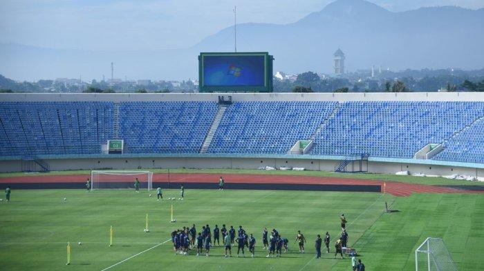 Persib Bandung menjalani sesi latihan resmi di Stadion Si Jalak Harupat Kabupaten Bandung, Senin, 26 Februari 2024