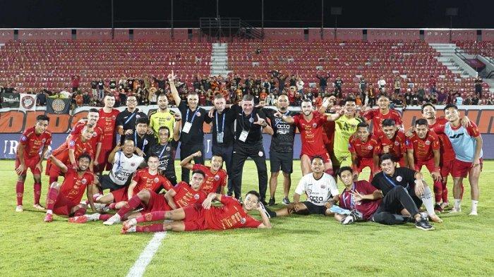 Pemain Persija Jakarta berfoto dengan suporter The Jakmania di Stadion Kapten I Wayan Dipta, Bali.