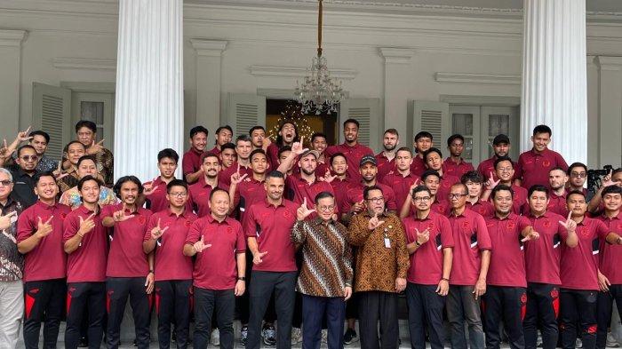 PERSIJA BERTEMU GUBERNUR - Gubernur dan Wakil Gubernur DKI Jakarta Pramono Anung-Rano Karno saat berfoto bersama para pemain dan staf Persija Jakarta, Kamis (10/4/2025).