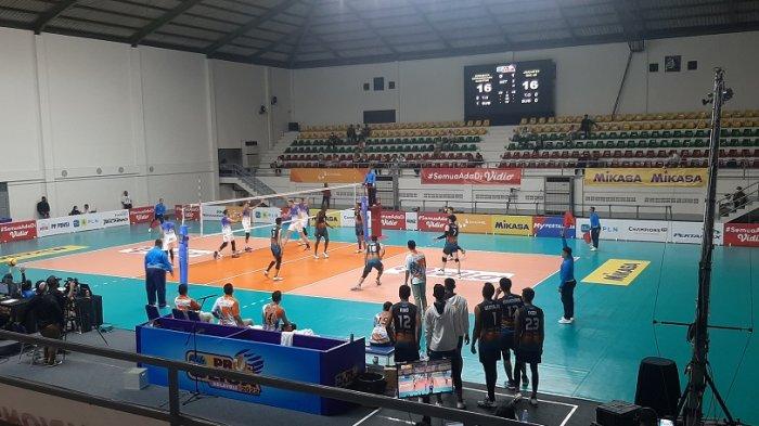 Suasana pertandingan Proliga 2022 yang mempertemukan Surabaya Bhayangkara Samator vs Jakarta BNI 46 di GOR Padepokan voli Jenderal Polisi Kunarto, Sentul, Bogor, Jawa Barat, Jumat (14/1/2021)