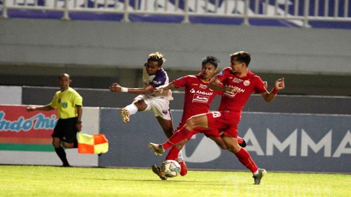 Pesepak bola Persija Jakarta (jersey merah) berebut bola dengan pesepak bola Persita Tangerang (jersey putih) pada laga lanjutan BRI Liga 1 2021-2022 di Stadion Pakansari, Cibinong, Kabupaten Bogor, Jawa Barat, Selasa (28/9/2021) malam. Pada pertandingan tersebut kedua tim bermain imbang 1-1 (1-1).
