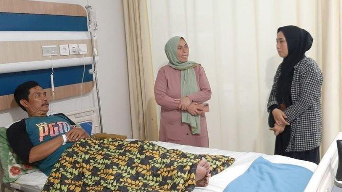 Seorang petugas KPPS di Kota Sukabumi dievakusi ke rumah sakit diduga akibat kelelahan tengah berlangsung pemungutan suara Pemilu 2024, Rabu (14/2/2024).