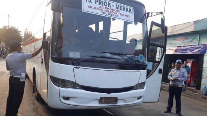 Petugas Dishub mengatur arus lalu lintas di Terminal Bus Tanjung Priok, Jakarta Utara, Sabtu (21/12/2019).