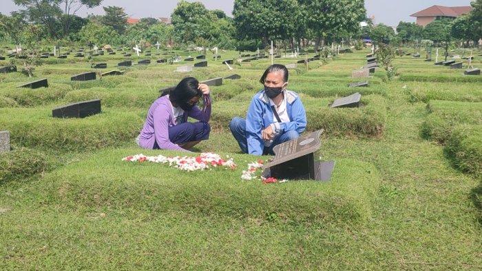Peziarah di TPU Pondok Kelapa, Duren Sawit, Jakarta Timur